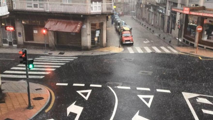 Una fuerte granizada paraliza Ourense durante diez minutos