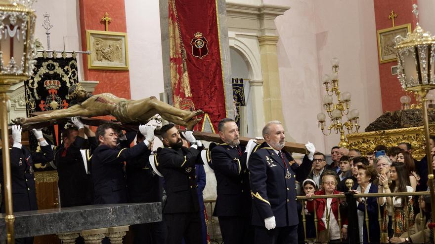 El Santísimo Cristo del Perdón desciende de su camarín para su tradicional besapié antes de la procesión