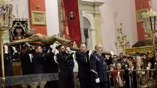 El Santísimo Cristo del Perdón desciende de su camarín para su tradicional besapié antes de la procesión