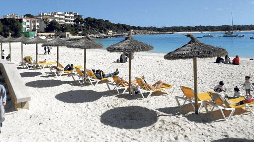 Die Strandliegen in Colònia de Sant Jordi.