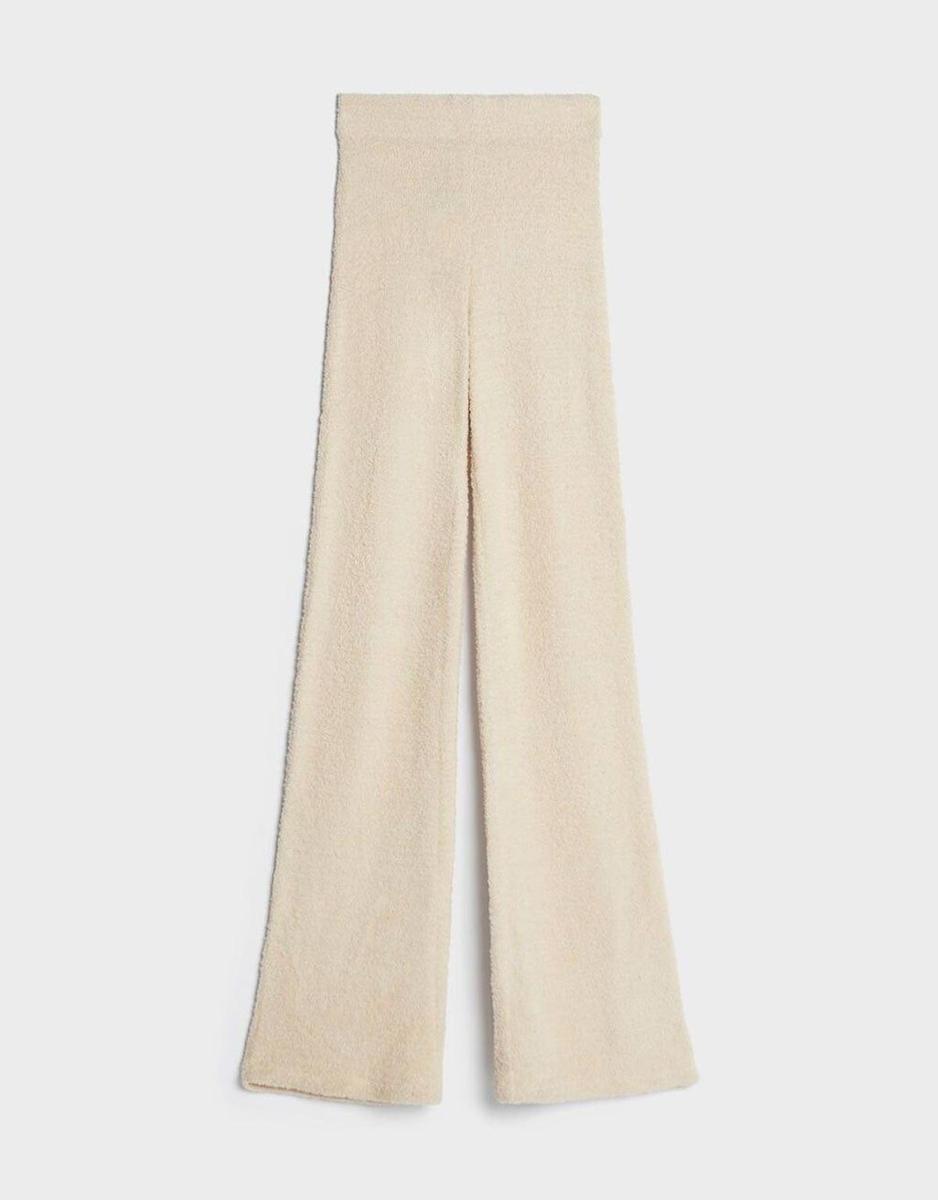 Pantalón Flare fuzzy de Bershka (precio: 22,99 euros)