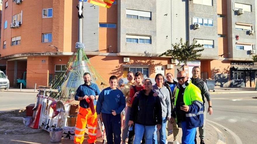Vecinos de Aldaia improvisan un árbol de Navidad en una rotonda destrozada por la dana