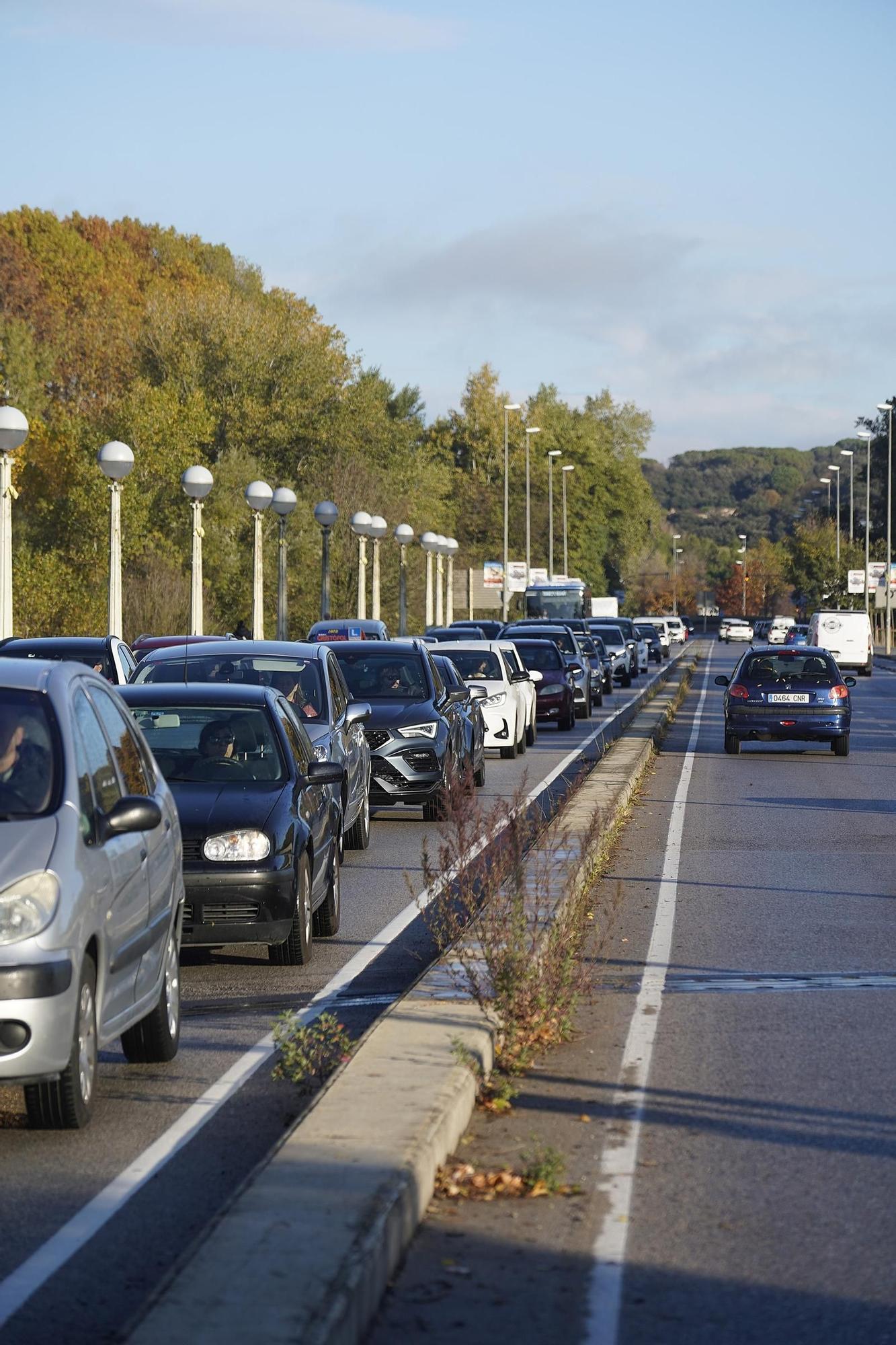 Imatges de les cues després què una motorista resultés ferida en accidentar-se a tocar del pont de Fontajau a Girona