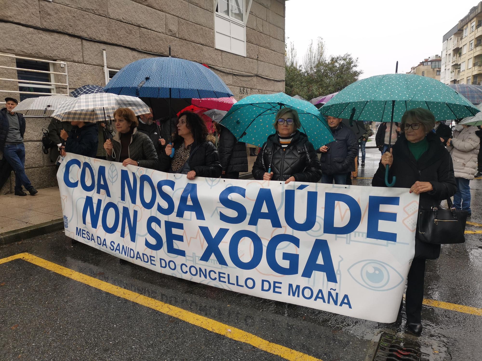 Participantes en la concentración de ayer en la Casa do Mar.