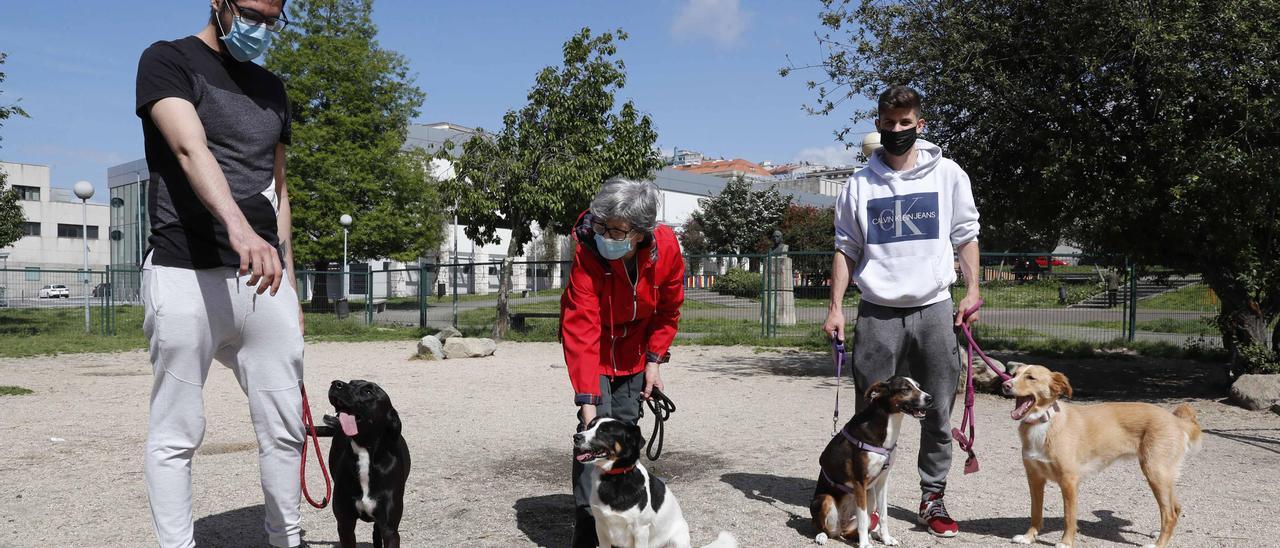 Un grupo de vigueses con sus perros.