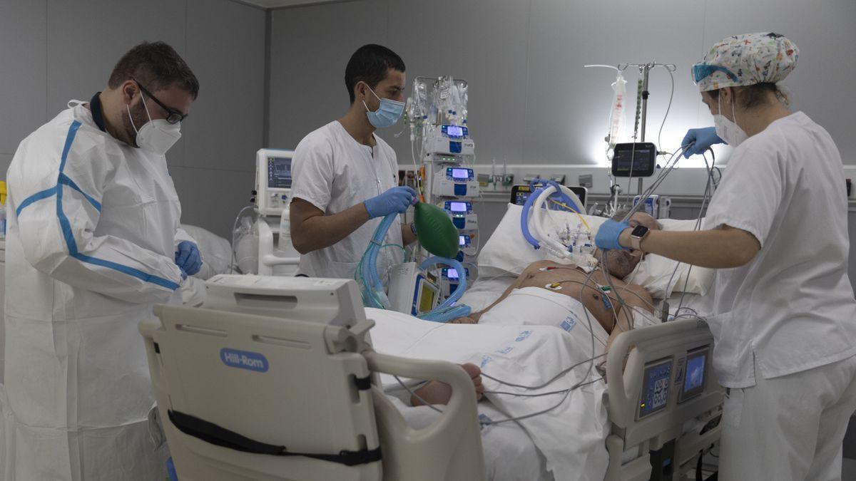 Sanitarios alrededor de un paciente ingresado en la UCI.