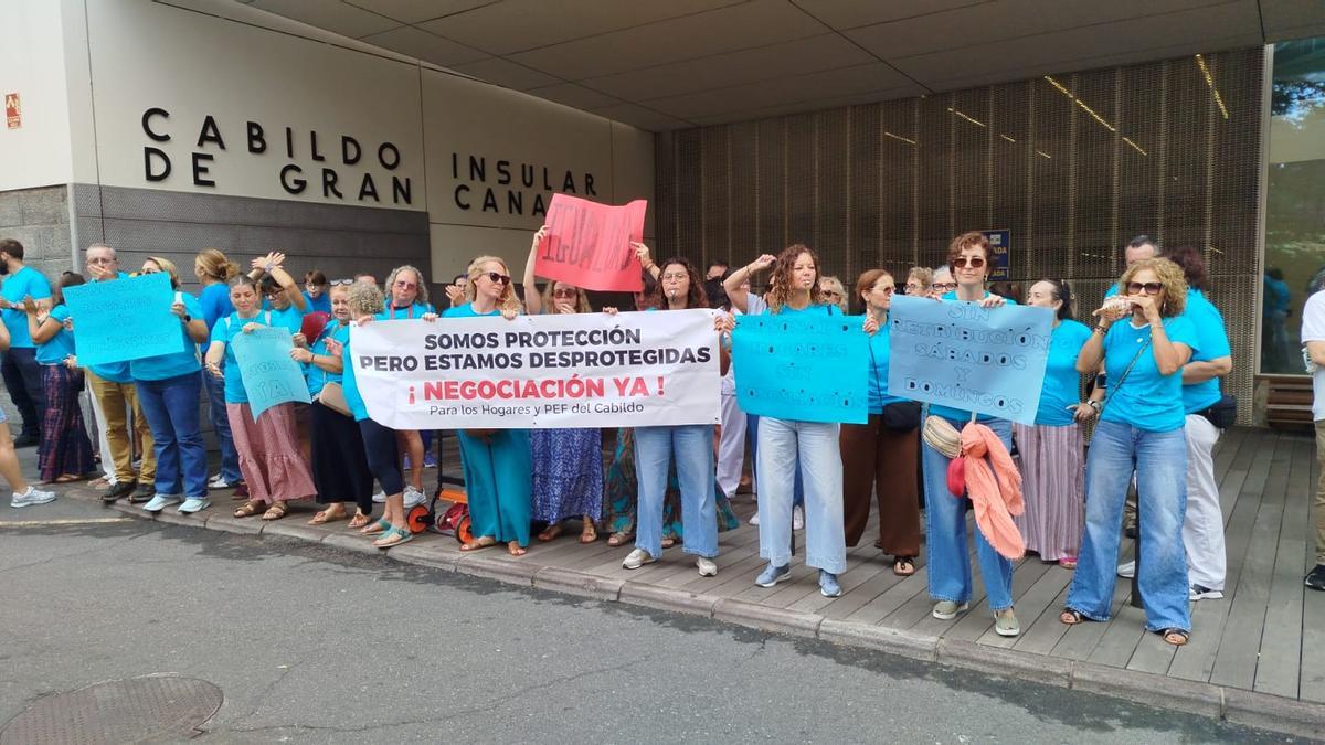 Trabajadores de los centros de menores protestando ante la sede del Cabildo de Gran Canaria