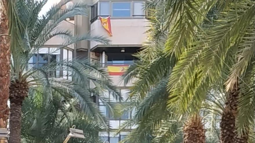 Una imagen de la Glorieta, con banderas en los balcones