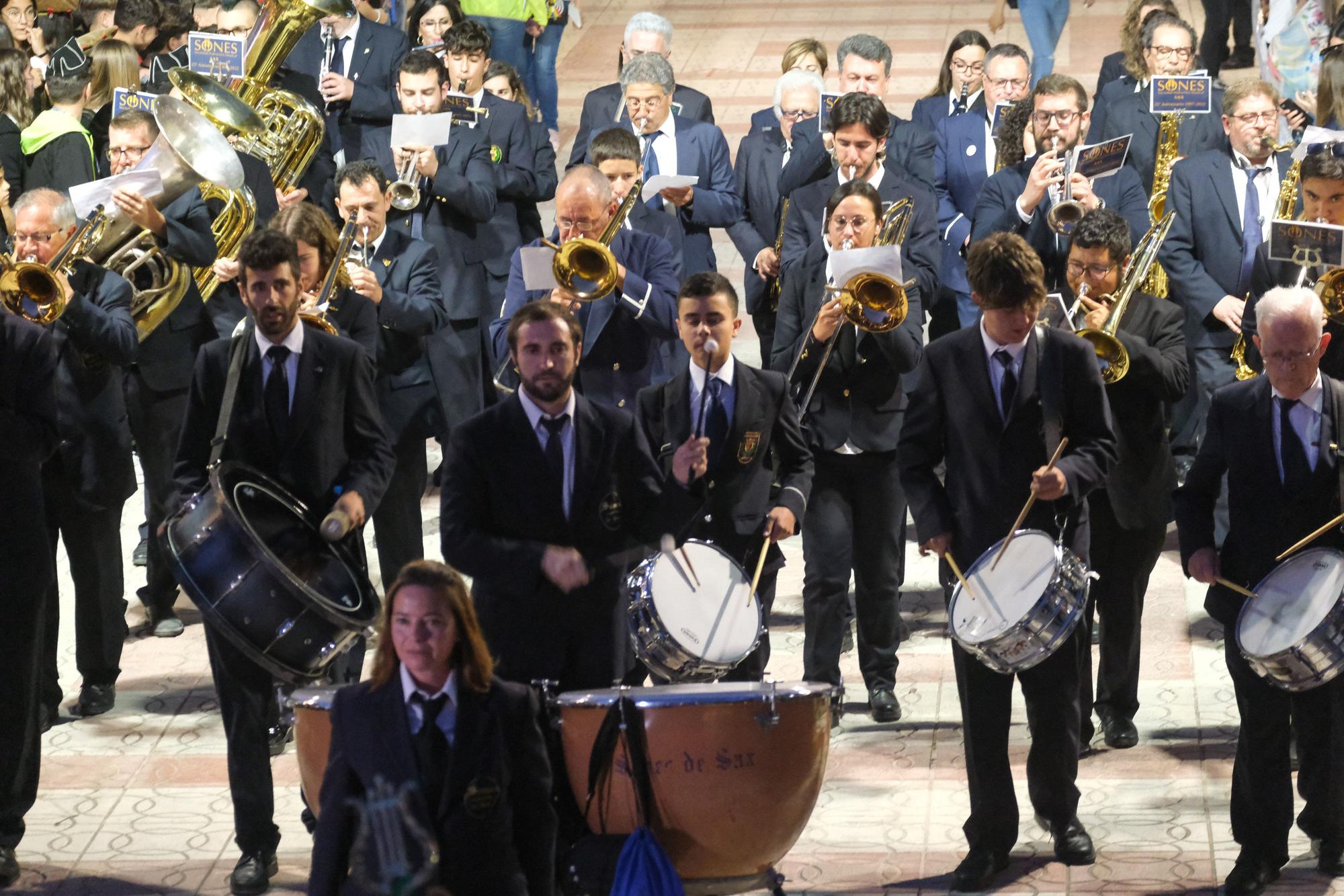 El pasodoble de la euforia abre las fiestas de Petrer