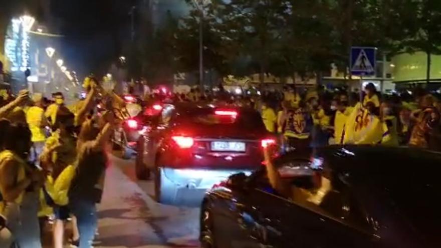 Miles de 'groguets' festejan el título de la Europa League.