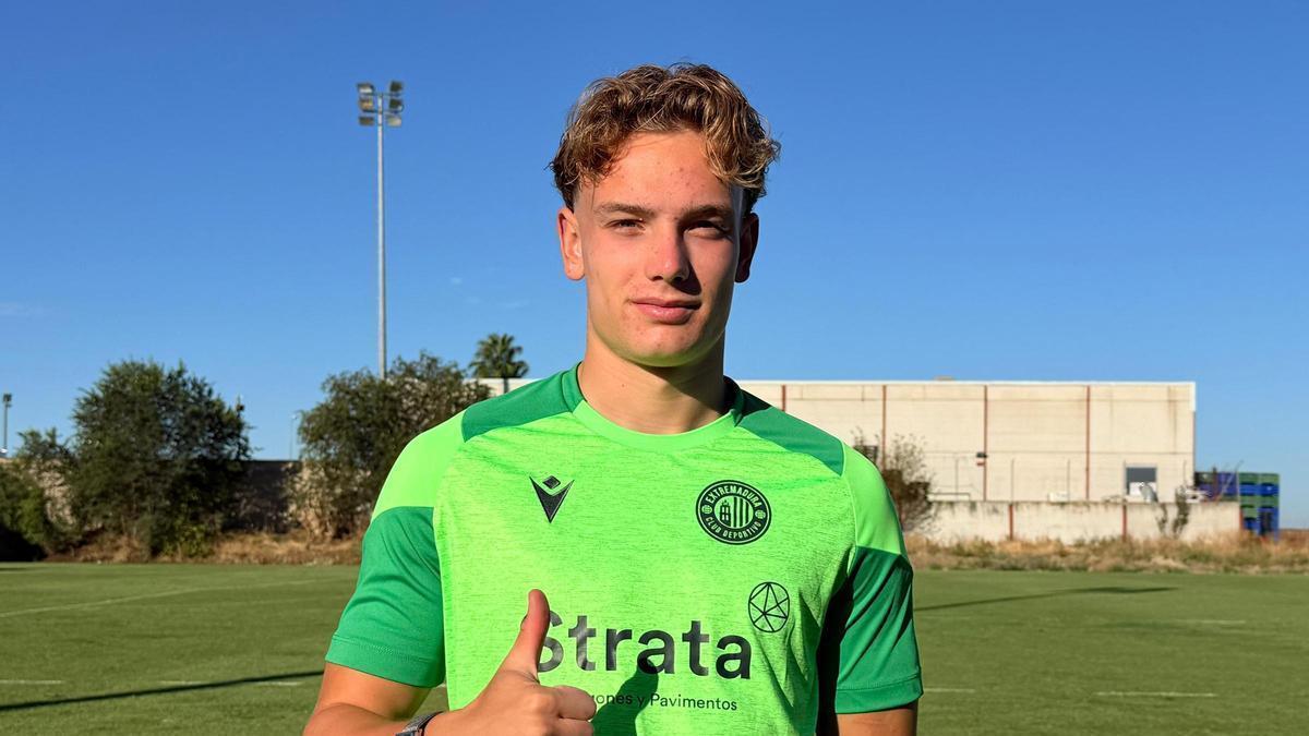 Alfred Gothler en su primer entrenamiento con el Extremadura.