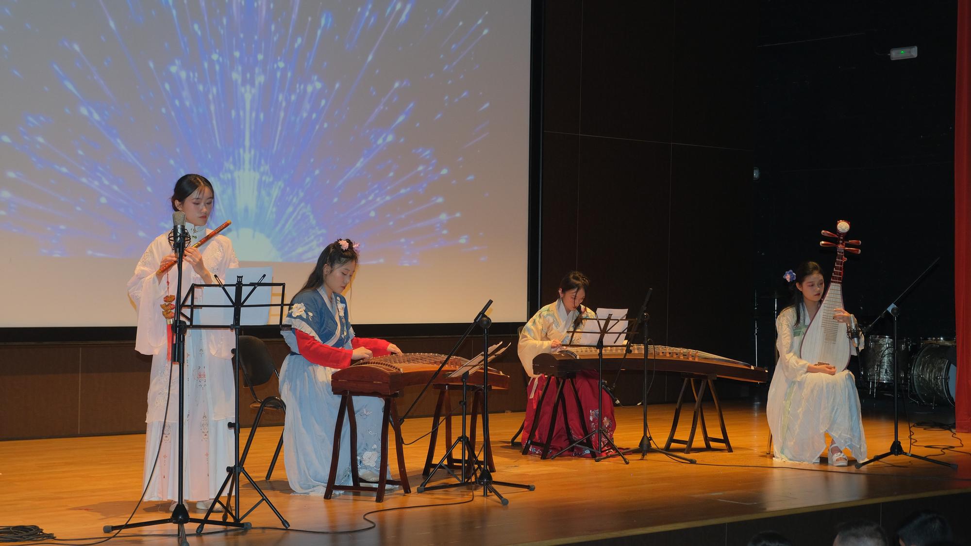 El primer festival estudiantil de la cultura china en València, en imágenes