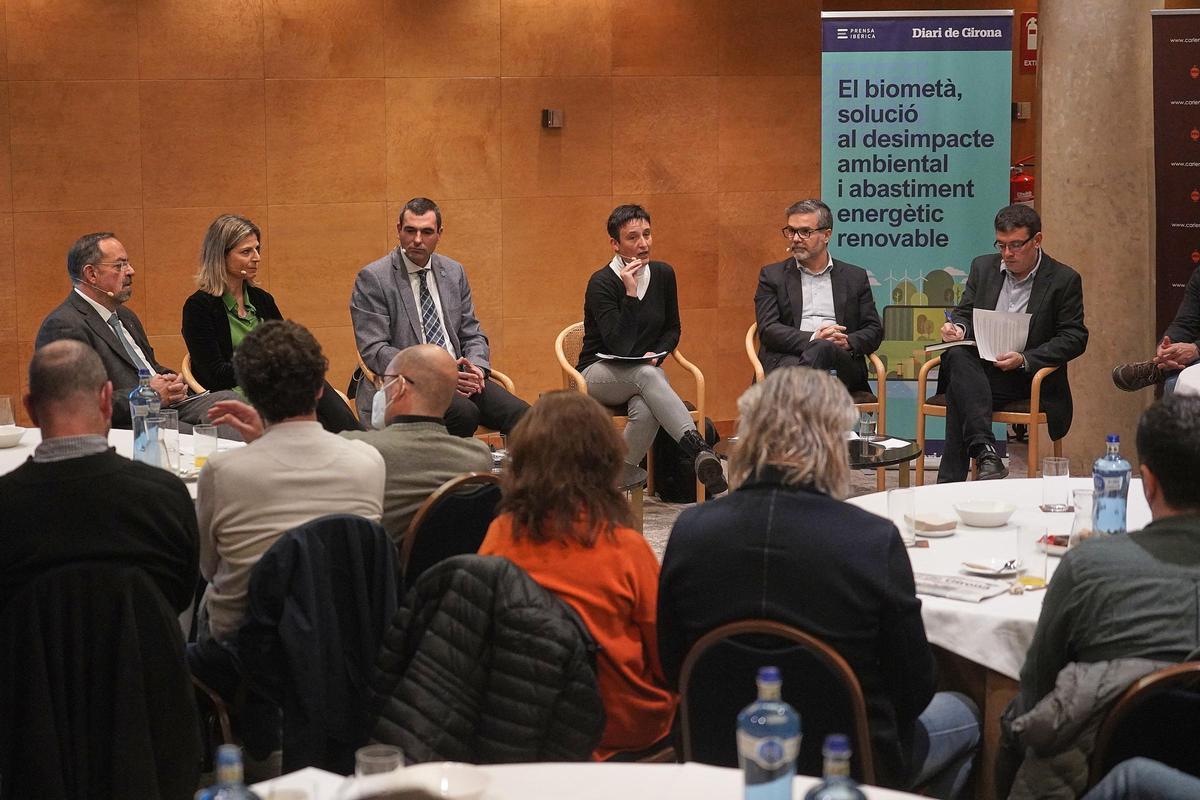 Participants de la taula rodona a l'Hotel Carlemany per la jornada sobre el biometà.
