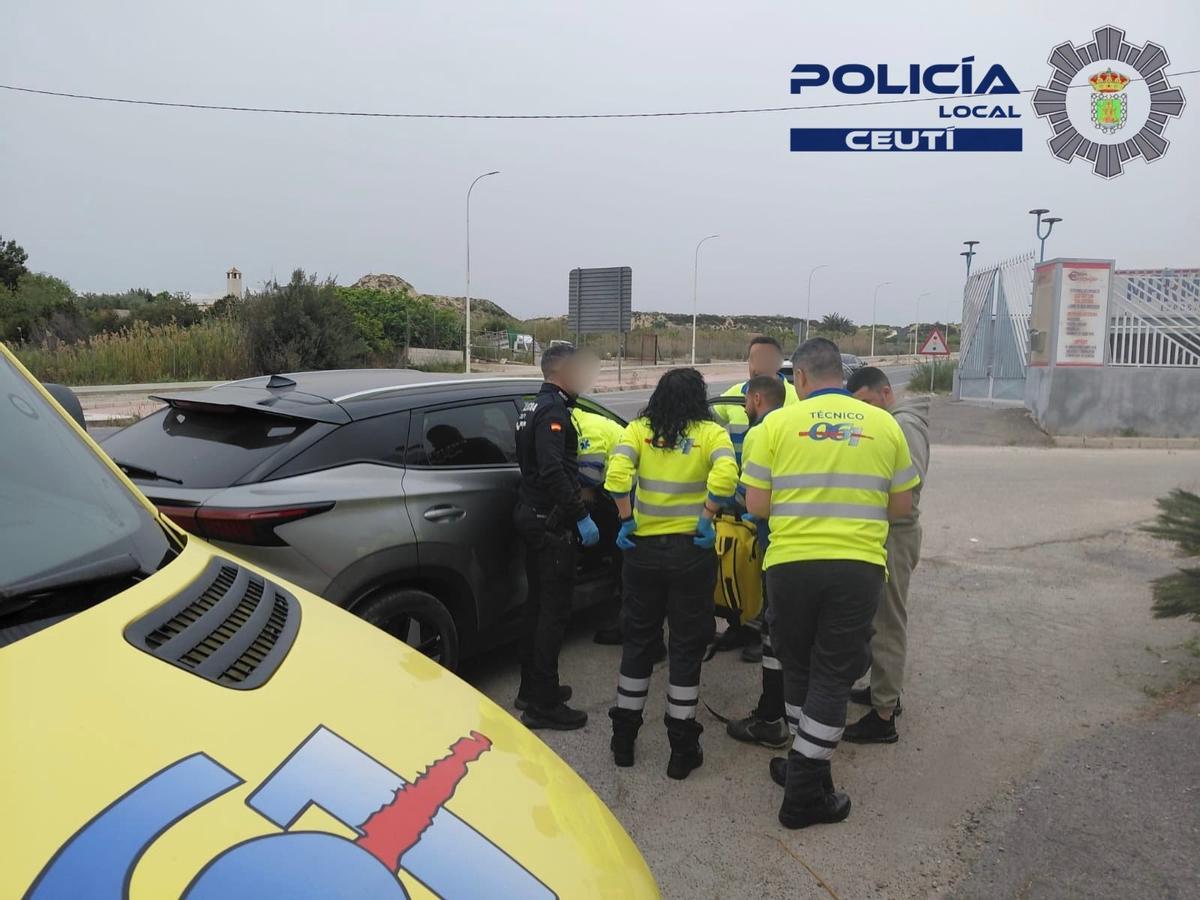 La policía y los sanitarios junto al coche en el que tuvo lugar el parto.