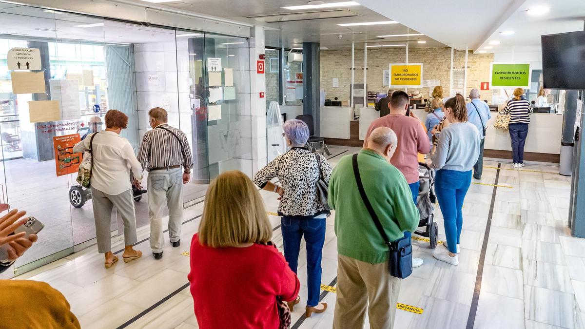 Pacientes en un centro de salud de Benidorm, localidad turística por excelencia