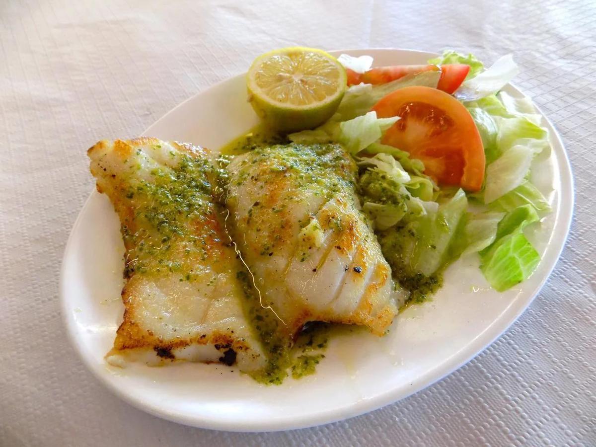 Un plato de chocos a la plancha de la Choza de Manuela, en Bormujos.