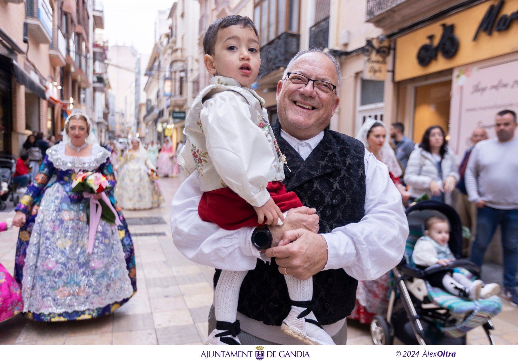 Bellas imágenes de la Ofrenda de las Fallas de Gandia