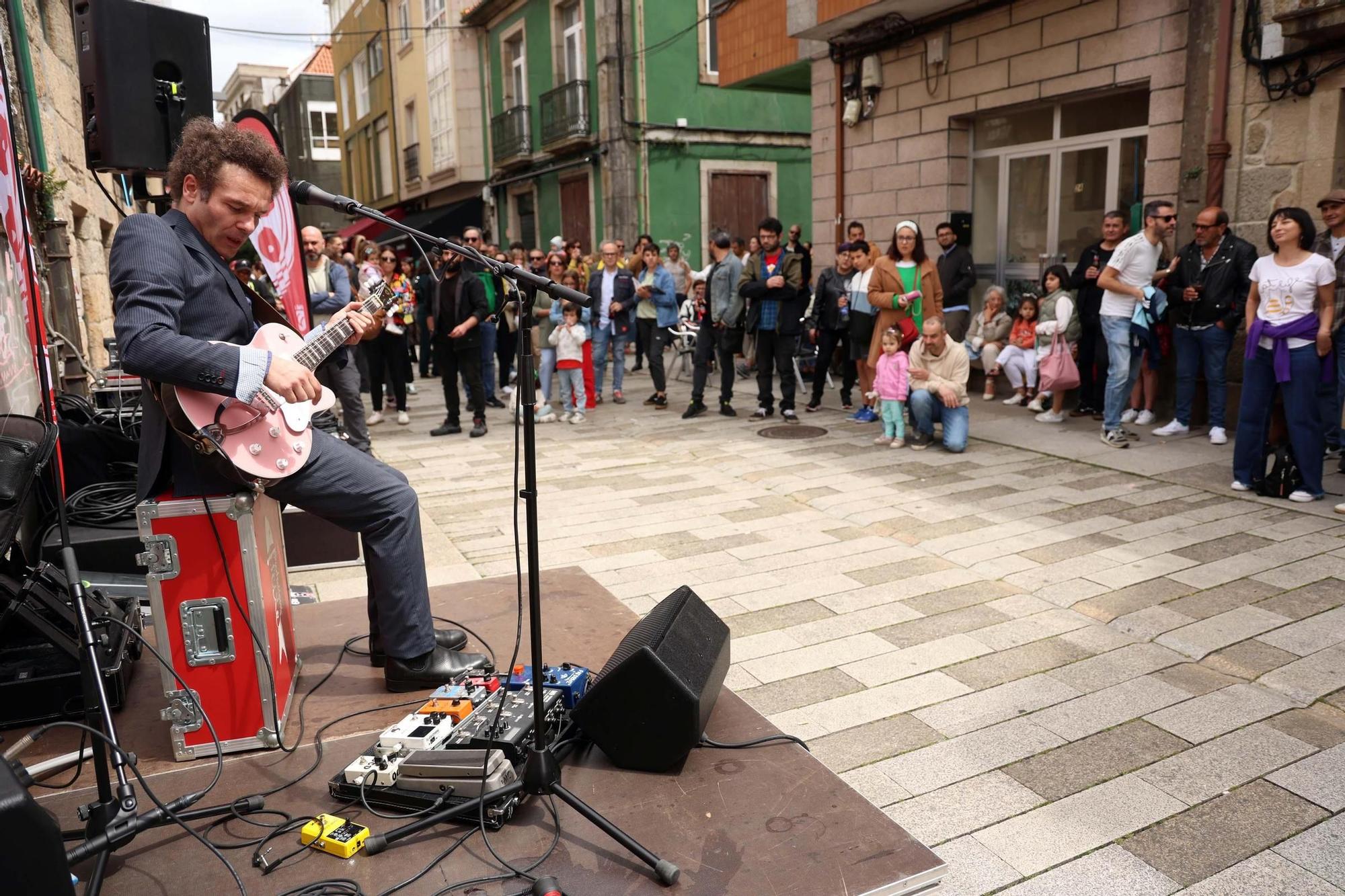 El concierto de Adrián Costas en la calle de Méndez Núñez abrió el ciclo "Ágora Vermú".