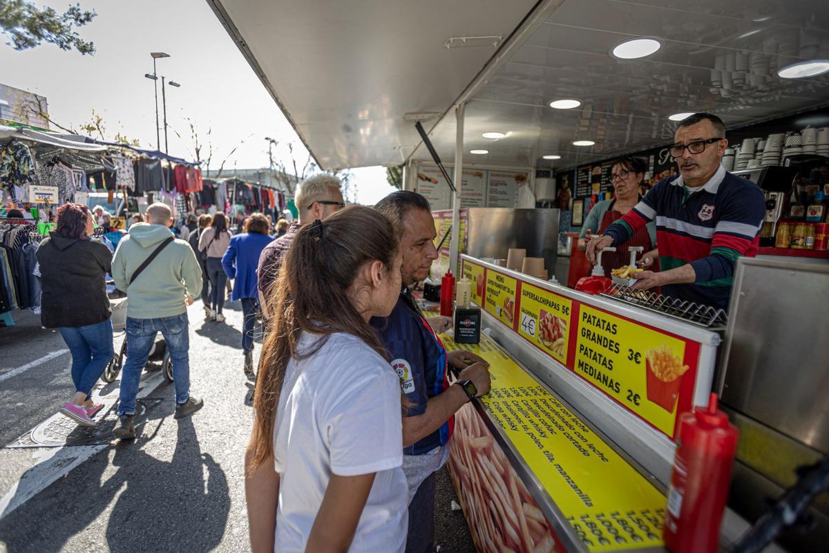 El histórico mercado ambulante inicia un exilio temporal: las obras de reforma del barrio exigen dejar libres las calles del Acer, de la Metal·lúrgia y del Crom, donde los puestos comerciales llevaban más de 50 años asentados. La nueva ubicación es desde el cruce de la calle de los Ferrocarrils Catalans con calle Foc hasta el cruce de la calle de la Mare de Déu de Port con el de calle Motors.