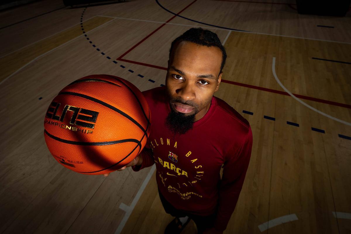 Kevin Punter posa sobre el parquet del  Palau Blaugrana.