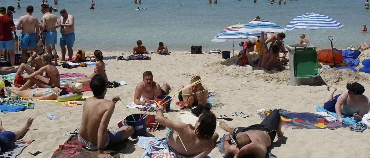 Un grupo de turistas practica botellón en la Platja de Palma.