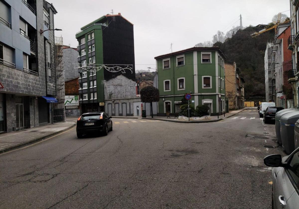 Entronque de las calles Constitución y Alonso Nart, en Sama. | M. Á. G.