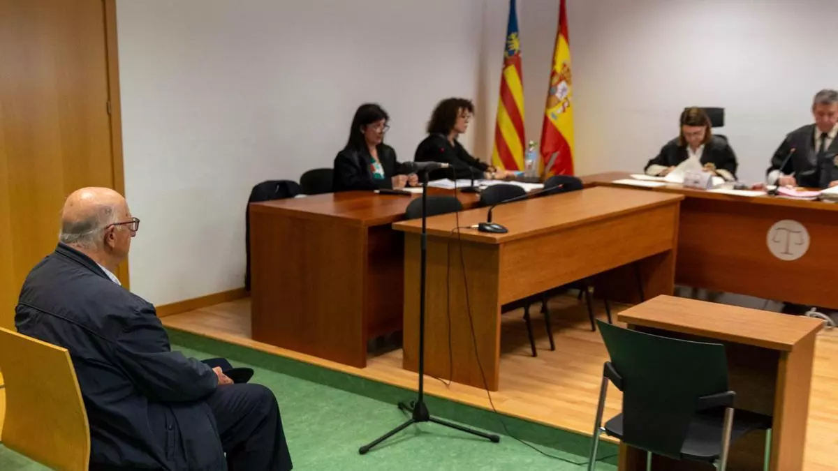 Los peritos del juzgado cuestionan la necesidad de los tactos rectales por los que se acusa a Julio de España de agresión sexual