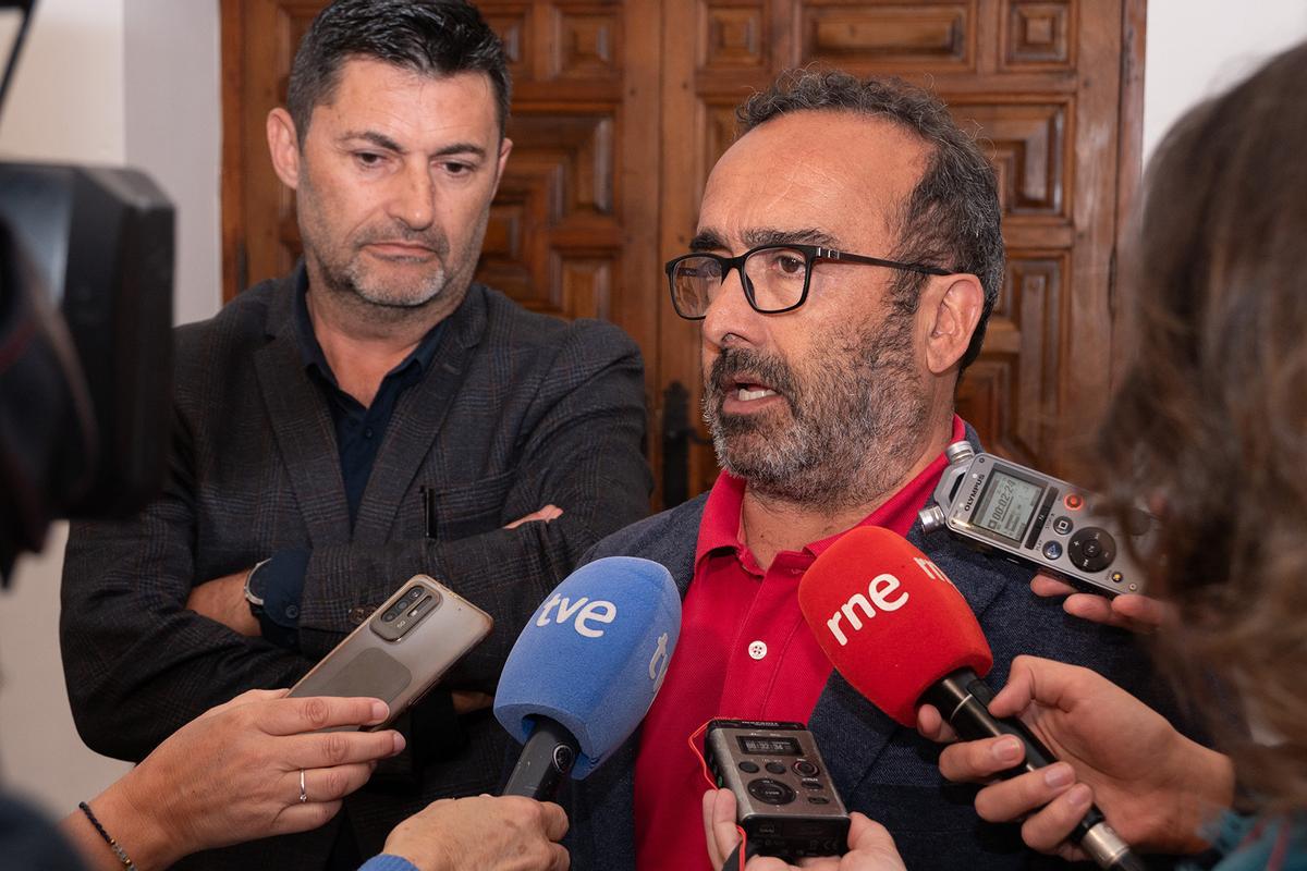 Morales y el portavoz de UPTA atendiendo a los medios este lunes en Cáceres.