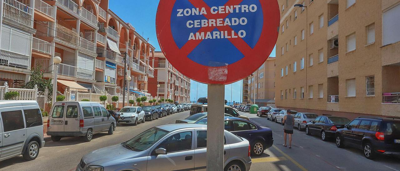 Hay hasta ocho señales de prohibición como la de la imagen y un llamativo cebreado amarillo que los coches usan incluso como guía para aparcar en la zona prohibida. | TONY SEVILLA