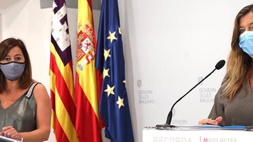 Francina Armengol (izquierda) y Patricia Gómez, ayer en el Consolat de Mar anunciando las nuevas medidas.