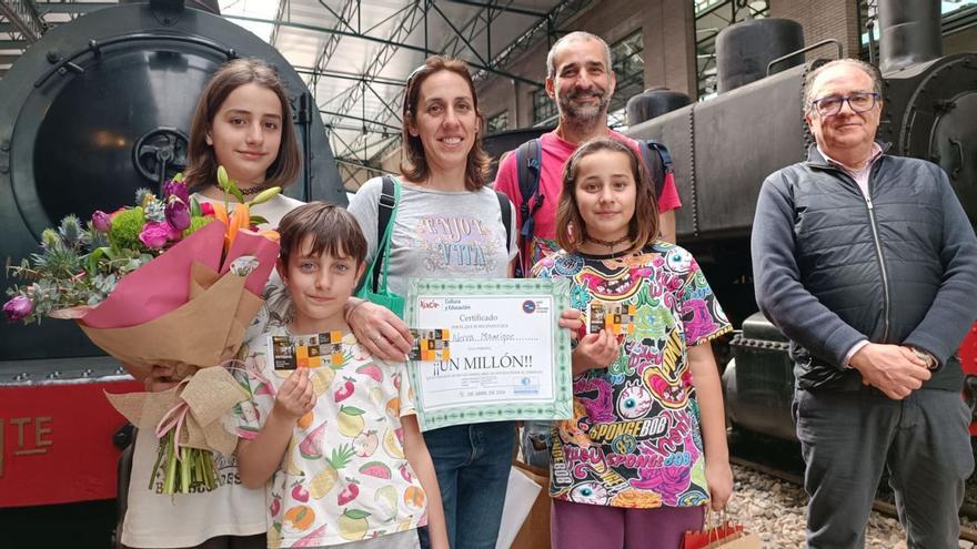 El Museo del Ferrocarril de Asturias recibe a su visitante un millón: &quot;Ha sido la mejor forma de terminar el viaje&quot;