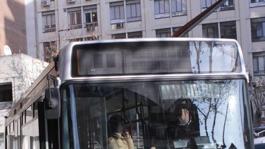 Un autobús recoge viajeros en la parada de la plaza de Alemania.