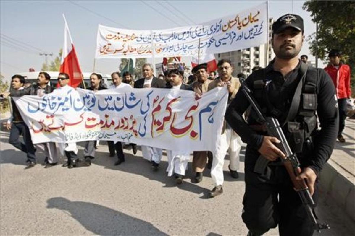 Grups de la minoria cristiana es manifesten contra les caricatures de ’Charlie Hebdo’, aquest diumenge, a Peshawar (Pakistan).