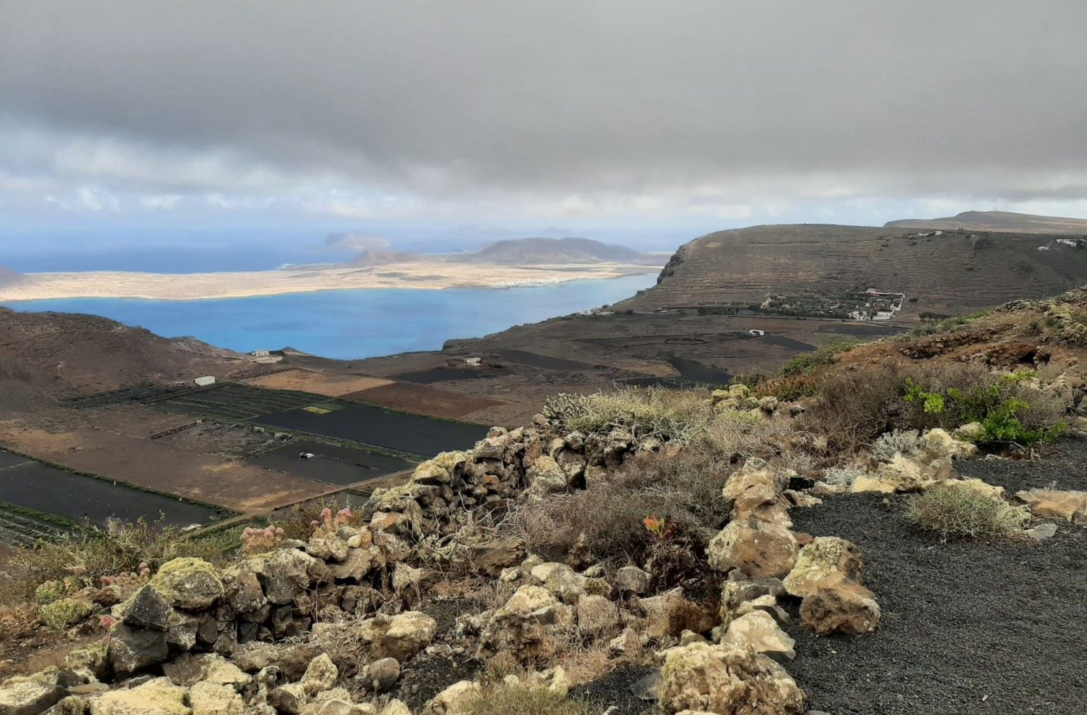 Vista de Famara y el Archipiélago Chinijo desde Montaña Gallo