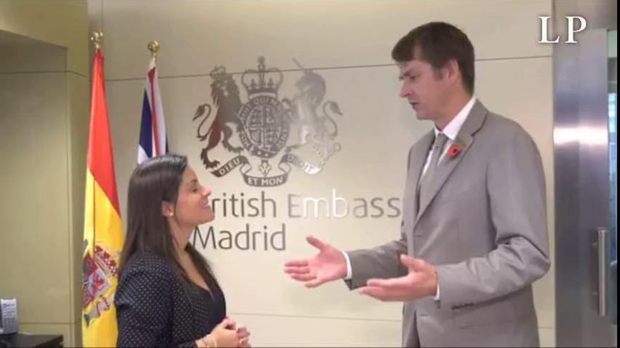 Yaiza Castilla visita la embajada británica