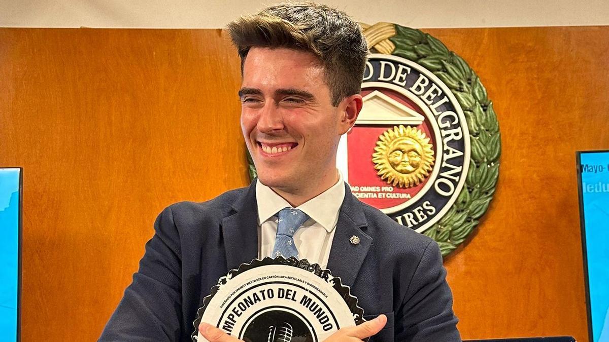 El malagueño Alberto García Chaparro, con el título de campeón del mundo de oratoria en español.