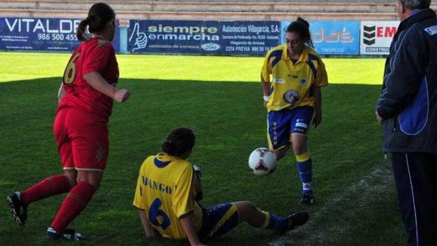 El Atlético Arousa no fue capaz de doblegar al Gijón. // Iñaki Abella