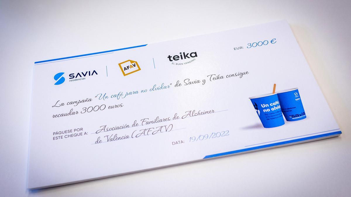 Cheque conmemorativo de la donación efectuada por los centros residenciales Savia y Teika.