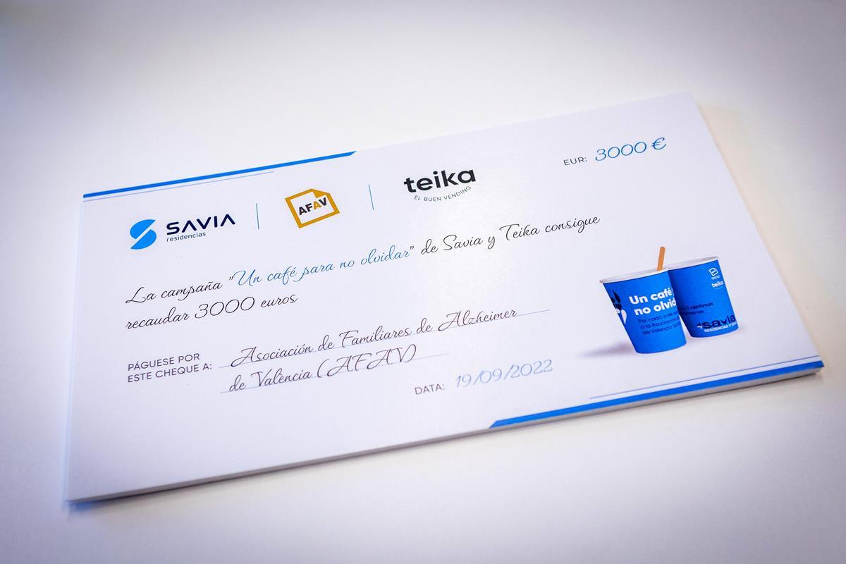 Cheque conmemorativo de la donación efectuada por los centros residenciales Savia y Teika.