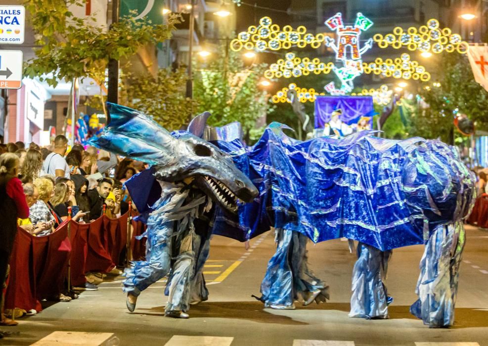 Calp se entrega a las huestes festeras en la Entrada de Moros y Cristianos