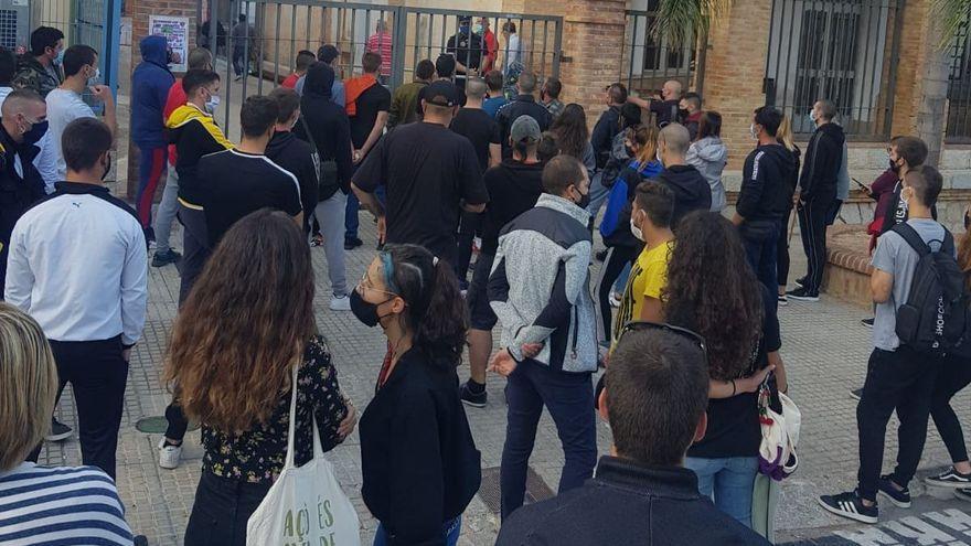 Un grupo de antifascistas se concentran a las puertas del campo de fútbol de Pego.