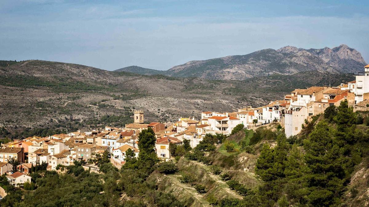 La Iglesia de San Miguel, el Palacio Condal y su monumental castillo son tres puntos de gran interés.