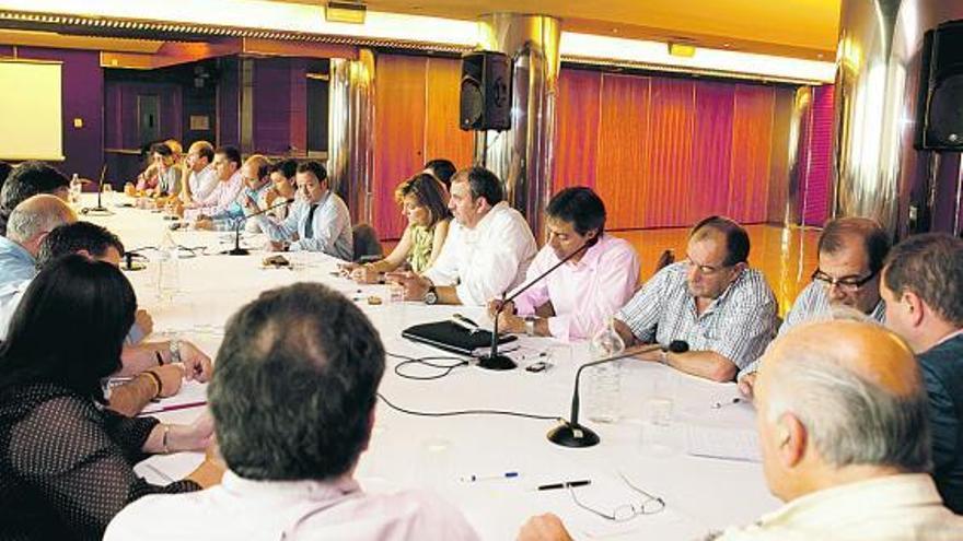 Asistentes a la reunión convocada ayer por Acom en Oviedo.