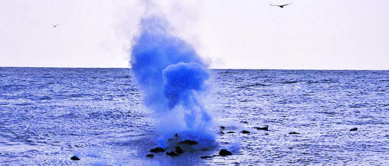 El volcán Tagoro haciendo su aparición en octubre de 2011 a 5 kilómetros de la costa | | IGN