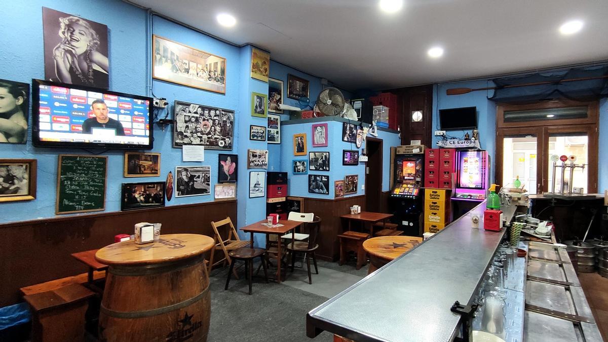 Las paredes repletas de cine y recuerdos del bar El Moll del Rebaix.