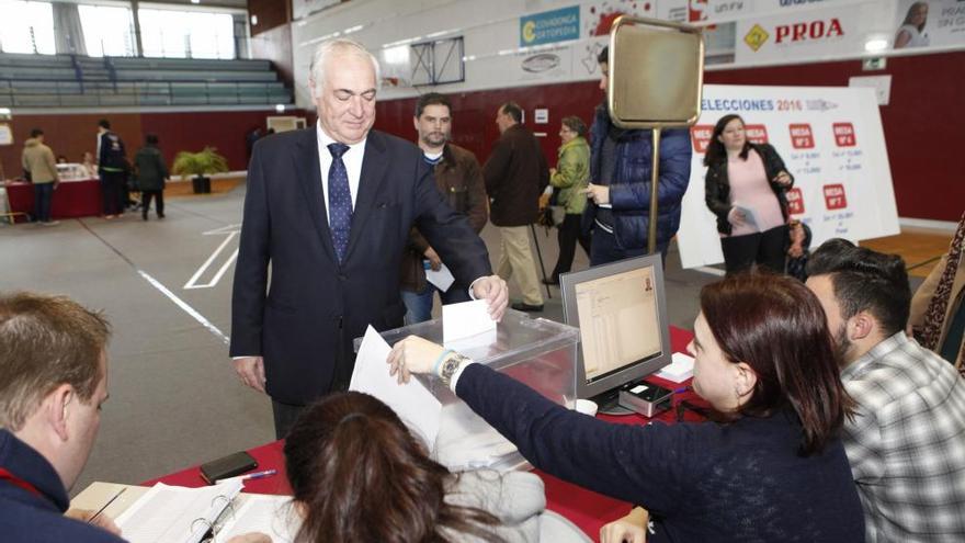 Armando Menéndez ejerciendo su derecho al voto.