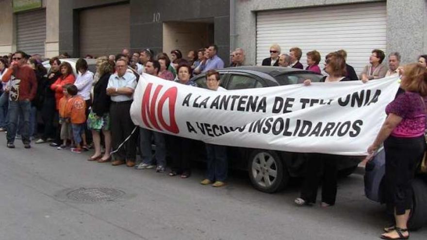 Los vecinos han protestado contra la antena de telefonía.