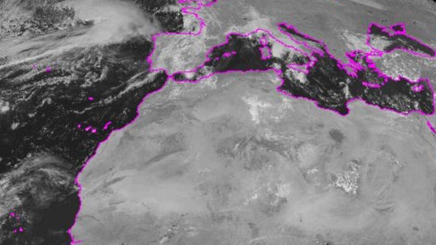 Imagen de satélite con el huracán Leslie a la derecha.