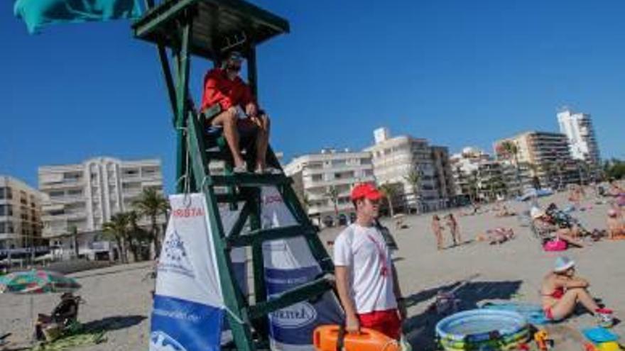 Socorristas de Cruz Roja, el año pasado, en Santa Pola.