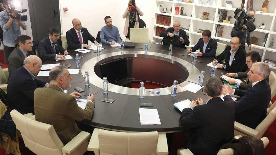 El conselleiro de Economía e Industria, ayer en una reunión con las empresas electrointensivas.